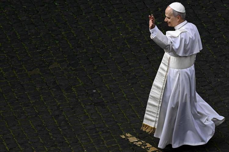 Papa Leone XIV, attesa per il Regina Coeli. Celebrata messa sulla tomba di Pietro