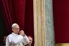 Papa Leone XIV affacciato dalla Loggia di San Pietro - Afp