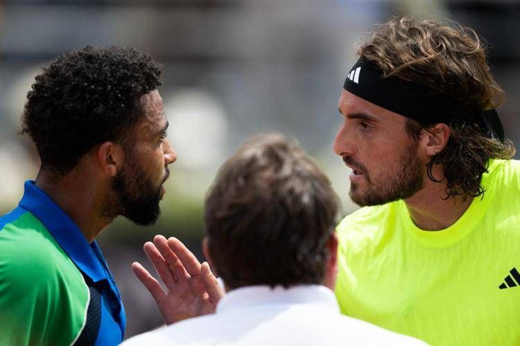 Tsitsipas lo colpisce, Fils si infuria: tensione agli Internazionali d'Italia - Video