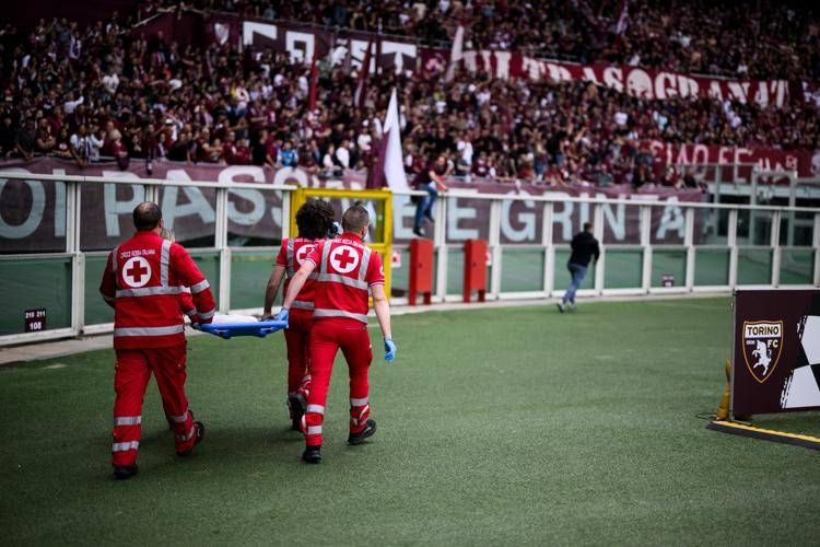 Torino-Inter, partita interrotta per soccorsi a un tifoso: cos'è successo