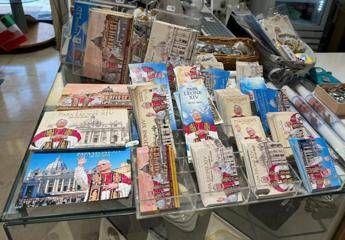 Papa Leone XIV, in via della Conciliazione spuntano i primi souven