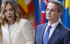 Italy's premier Giorgia Meloni (L) and Greek counterpart Kyriakos Mitsotakis (R)