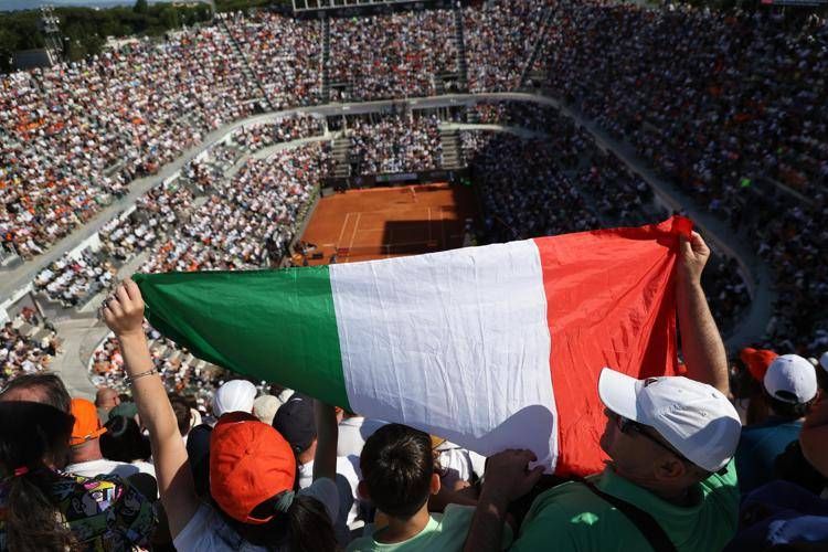 Sinner, un bambino 'carota' e un "forza Juve" per Bastoni: cori e cartelloni al Foro