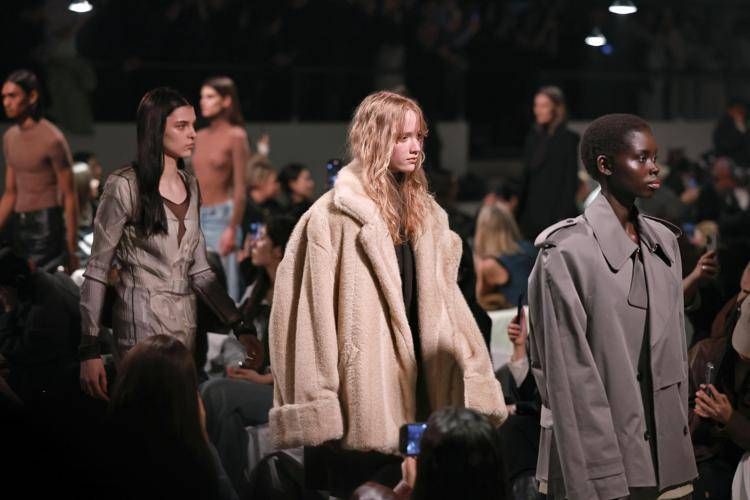 La sfilata di MM6 Margiela, brand del gruppo Otb, a Milano (Ipa/Fotogramma)