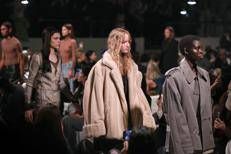La sfilata di MM6 Margiela, brand del gruppo Otb, a Milano (Ipa/Fotogramma)
