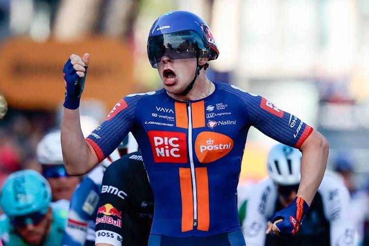 Giro d'Italia, a van Uden la quarta tappa in volata. Pedersen resta in maglia rosa