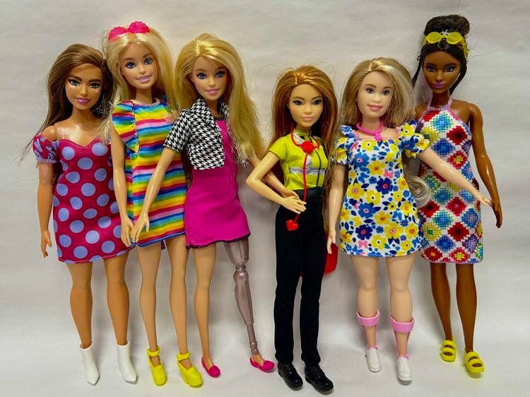 Foto di gruppo di Barbie 'fashioniste' e lavoratrici, dalla versione interior designer con protesi e ballerine alla bambola paramedico con scarpe da lavoro - (Foto Cylie Williams)