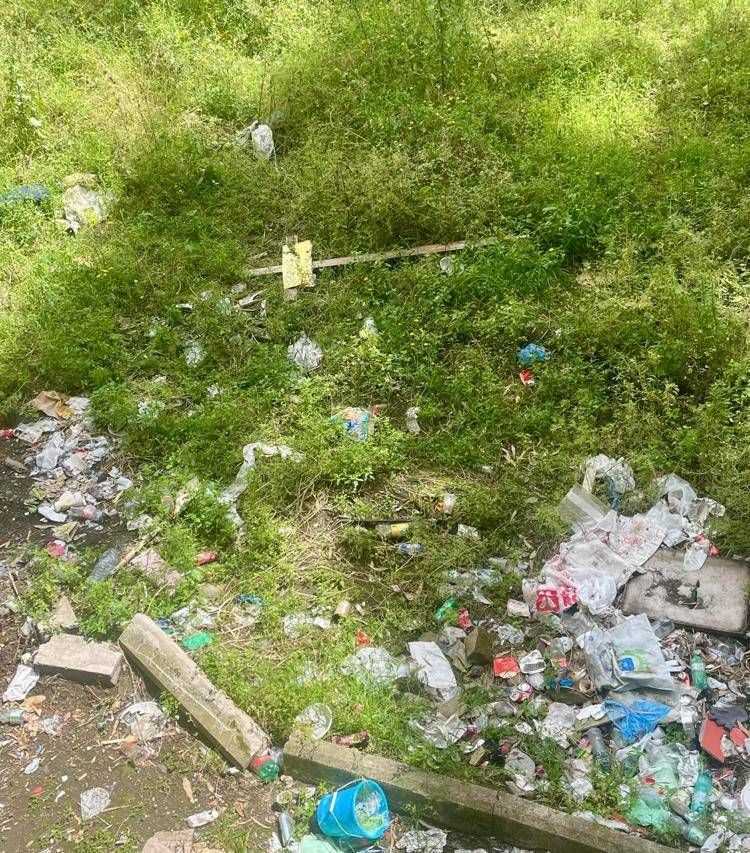 **Roma: sfregio a croce su piazza spaccio Tor Bella Monaca, staccata e gettata tra rifiuti**
