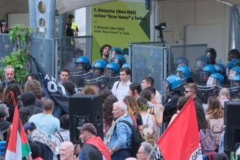Pro Pal tentano di entrare al Salone del Libro di Torino, tensioni con poliz