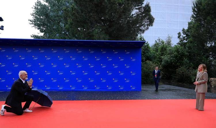 Arriva Meloni e Rama si inginocchia: "Edi, smettila" - Video