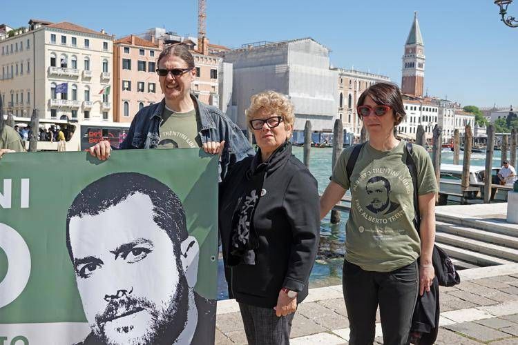 La madre di Alberto Trentini, Armanda Colusso, (al centro, in abito scuro) insieme alcuni militanti del Comitato Alberto Trentini Libero - Ipa