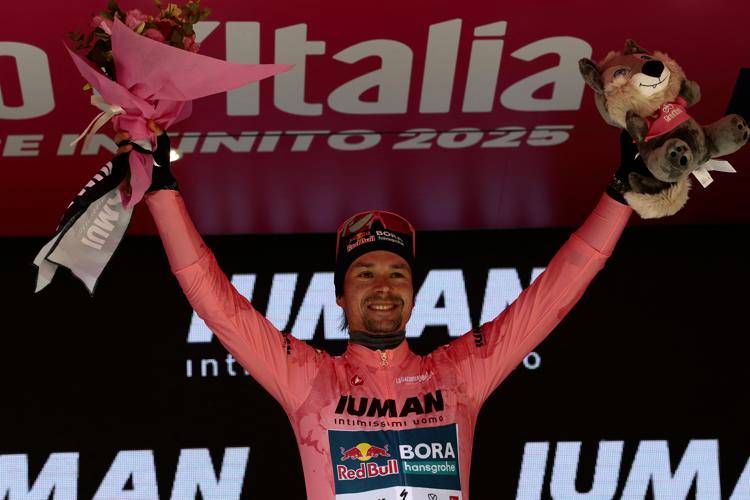 Giro d'Italia, ad Ayuso la settima tappa. Roglic torna in maglia rosa
