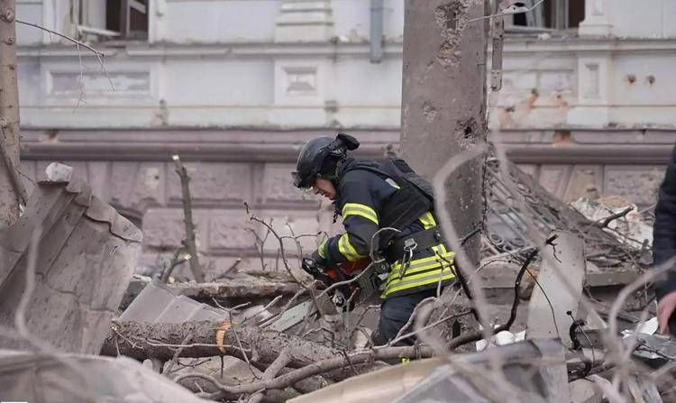 Ucraina, drone Russia su bus a Sumy: morti 9 civili. Zelensky: "Omicidio mirato"