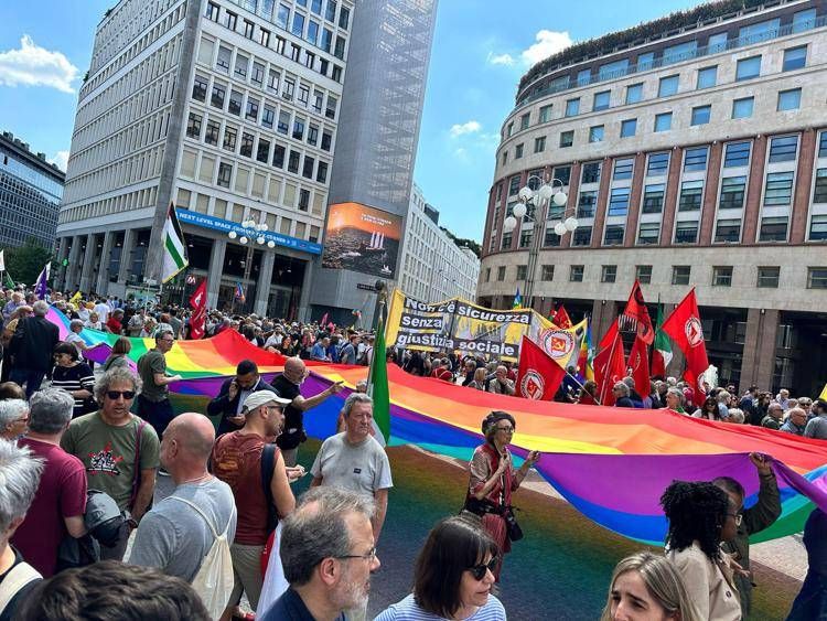 La manifestazione a San Babila (Foto Adnkronos)