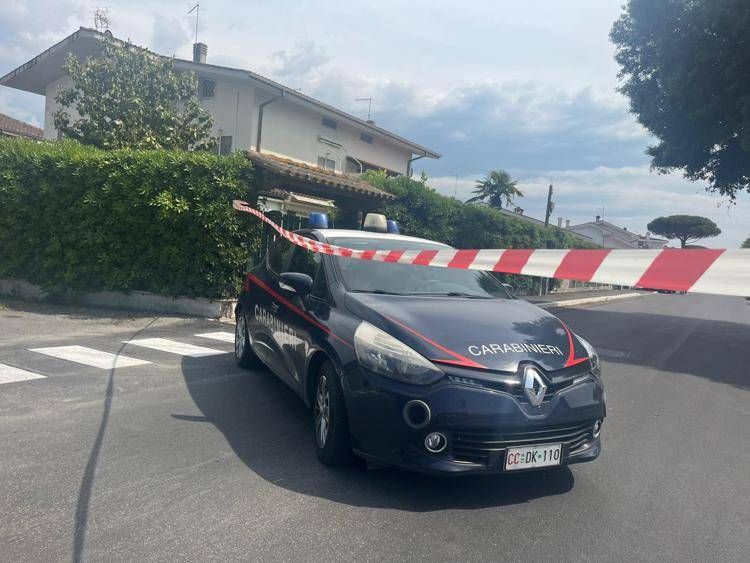 Donna uccisa a Fregene, autopsia: coltellate a cuore e gola