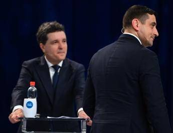 Elezioni Romania 2025, urne aperte per secondo turno delle presidenziali: la sfida Simion-D