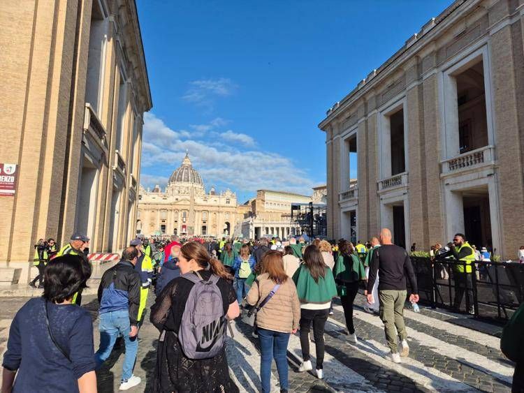 Fedeli in piazza San Pietro (Foto Adnkronos)