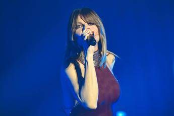 Alessandra Amoroso chi è, ospite oggi a Verissimo la cantante e futura mam