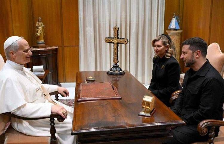 Papa Prevost oggi ha ricevuto il presidente ucraino Zelensky insieme alla molgie Olena Zelenska