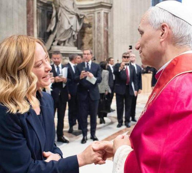 Papa, Meloni posta foto con Leone XIV. 