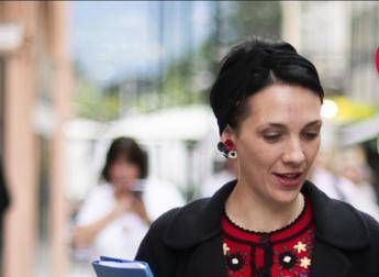 Merano, neosindaca Katharina Zeller si toglie fascia tricolore: il ca