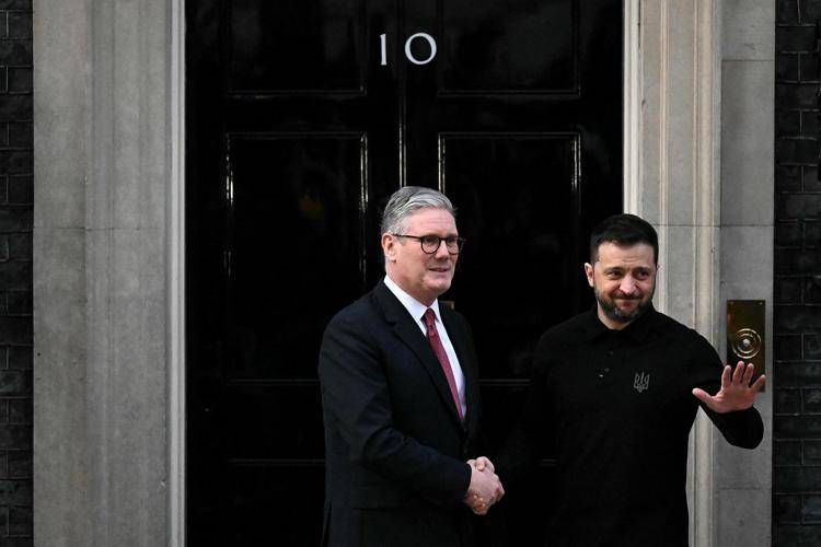 Ucraina, Londra vara 100 nuove sanzioni contro la Russia. Nuovo pacchetto dall'Ue