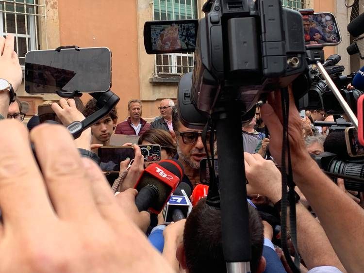 Fabrizio Corona davanti alla procura di Pavia, foto Adnkronos