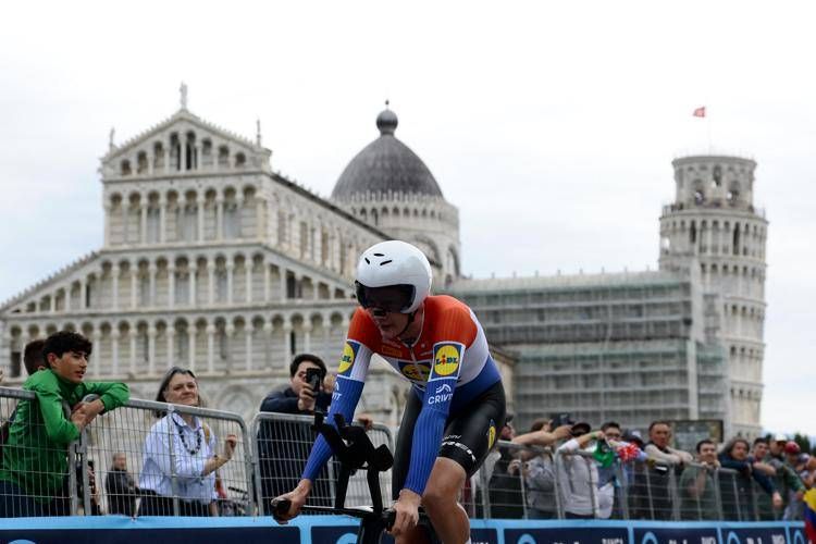 Giro d'Italia, Hoole vince la decima tappa e Del Toro resta in rosa