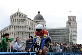 Giro d'Italia, Hoole vince la decima tappa e Del Toro resta in ro