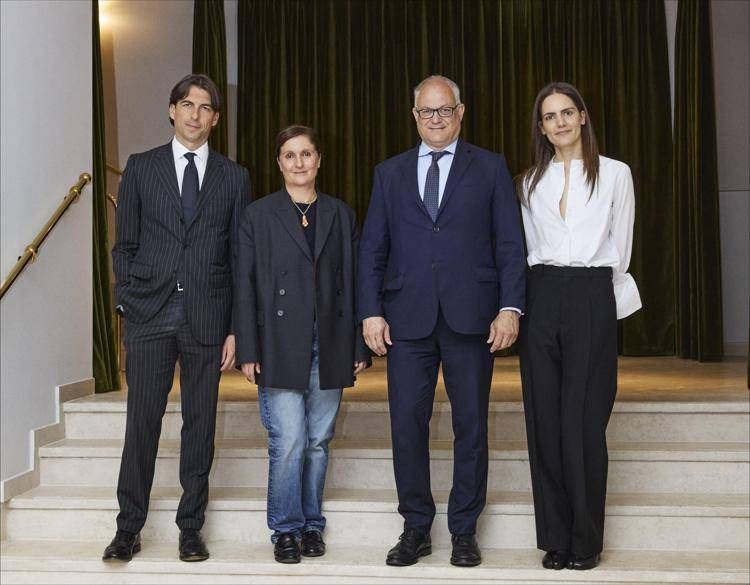 La stilista Maria Grazia Chiuri accanto alla figlia Rebecca Regini, al sindaco di Roma Roberto Gualtieri, all'assessore capitolino Alessandro Onorato