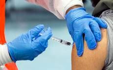 Covid, da Fda Usa cambio di rotta sui vaccini: solo a over 65 e chi ad alto rischio