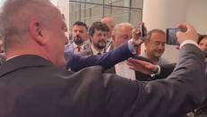 Ue, Lucano (Left) consegna kefiah a Mattarella