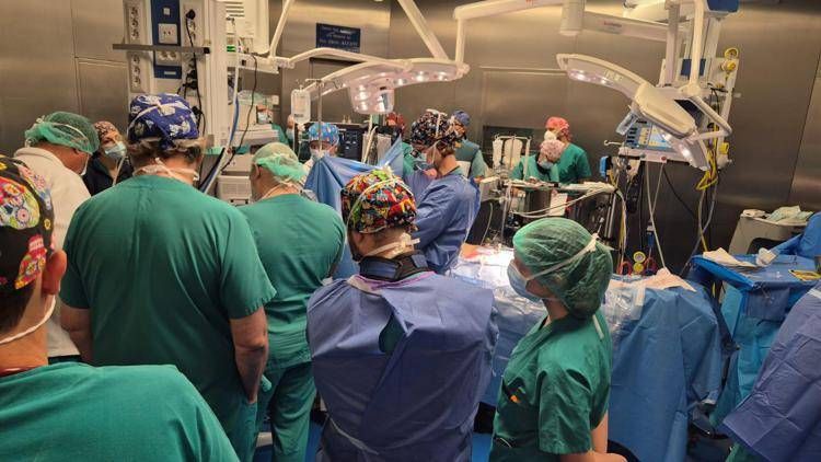 Gli operatori sanitari al lavoro   in sala operatoria  - Policlinico universitario Umberto I di Roma 
