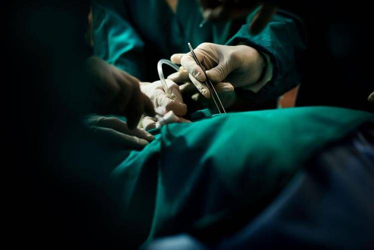 Trapianto eccezionale a Palermo, 77enne dona il rene alla figlia