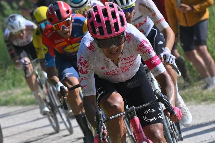 Giro d'Italia, Carapaz vince in fuga l'undicesima tappa. Del Toro resta in maglia rosa