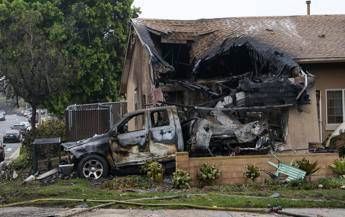 Usa, aereo si schianta sulle case a San Diego: diverse vitti