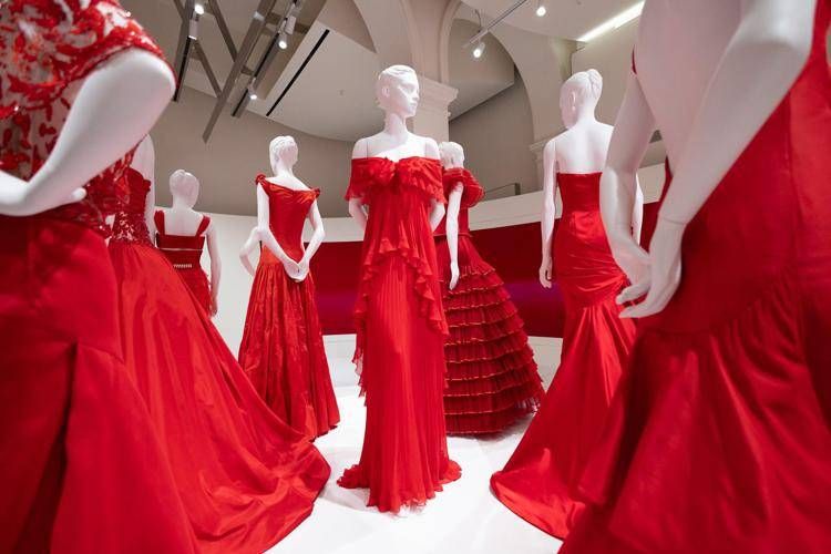 Un'immagine delle creazioni haute couture di Valentino esposte a Roma nella mostra 'Orizzonti/Rosso'