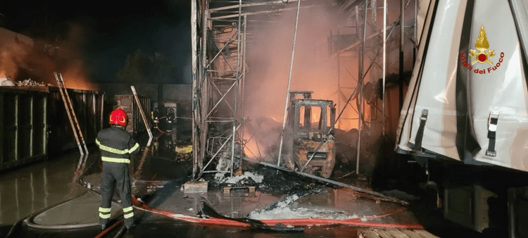 Palermo, fiamme in impianto trattamento rifiuti