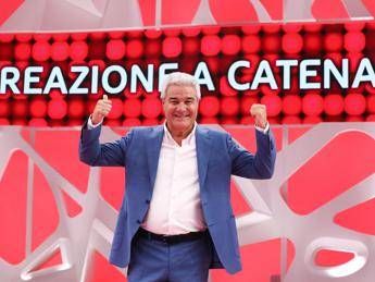Pino Insegno torna con 'Reazione a catena' e replica alle critiche: 