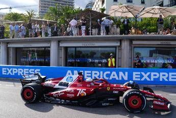 Leclerc vola e la Ferrari sogna, Charles domina libere a Mona