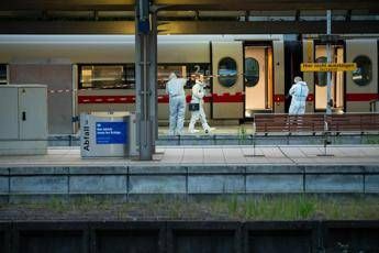 Amburgo, attacco con coltello in stazione: feriti in condizioni stabi