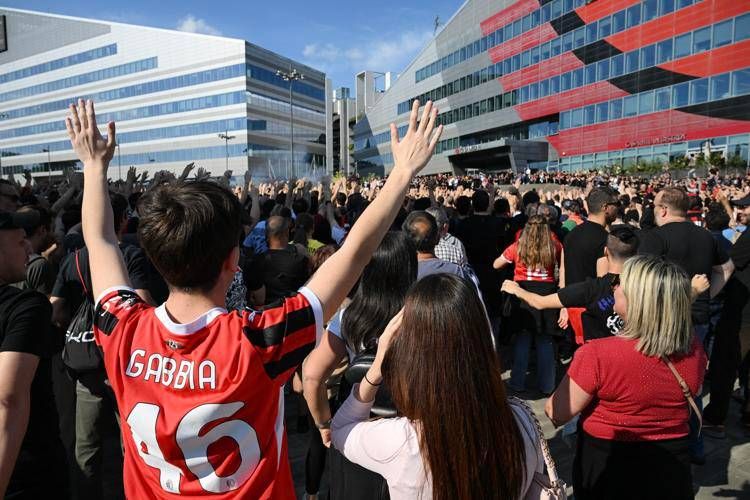 Milan-Monza, al 15' curva rossonera abbandona lo stadio
