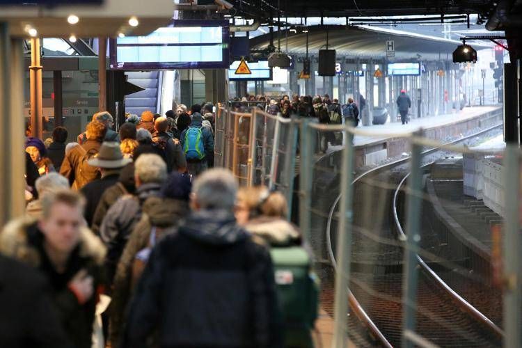 Attacco con coltello alla stazione di Amburgo, 39enne sospetta ammette: "Sono stata io"