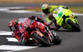 MotoGp, caos a Silverstone. Incidente per i fratelli Marquez, poi ripartono e cade Bagna