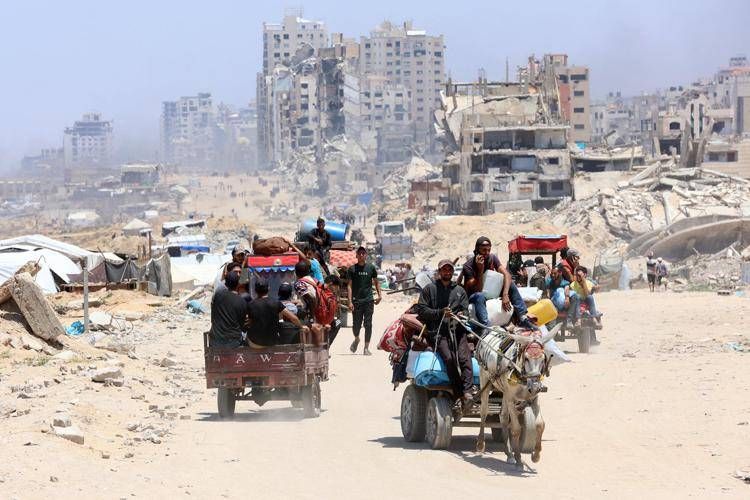 Sfollati e macerie nella Striscia di Gaza - Afp