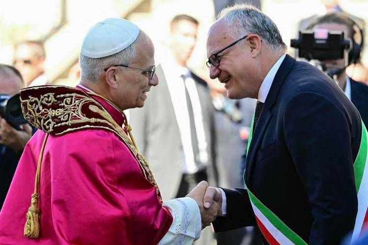 Papa Leone XIV e il sindaco di Roma Roberto Gualtieri - Afp