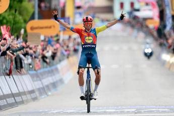 Giro d'Italia, Carlos Verona vince quindicesima tappa. Del Toro sempre in ro