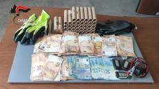 Milano, fanno esplodere bancomat e rubano 16mila euro