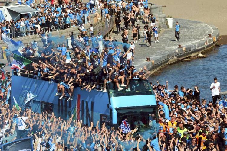 Il bus del Napoli per la festa scudetto - Fotogramma /Ipa