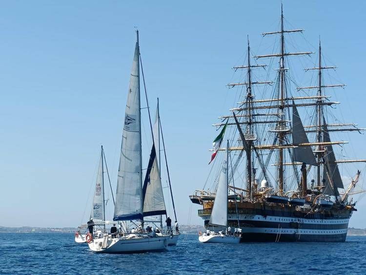 La nave scuola Amerigo Vespucci saluta Ostia, incontro in mare con 'barche legalità' della Lega navale italiana